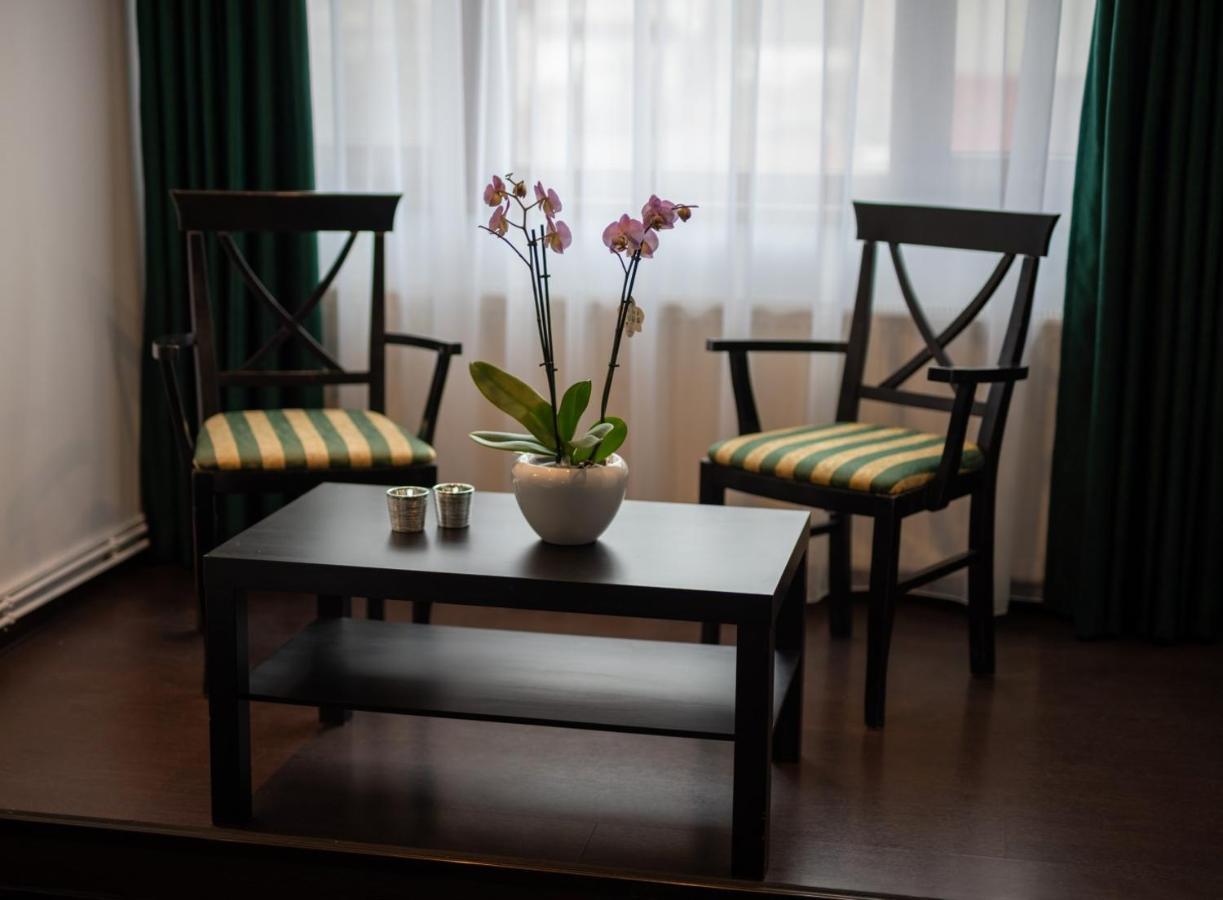 Escala Rooms Ghimbav Buitenkant foto