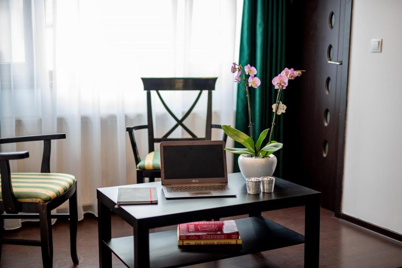 Escala Rooms Ghimbav Buitenkant foto