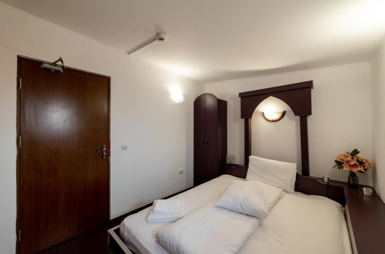 Escala Rooms Ghimbav Buitenkant foto