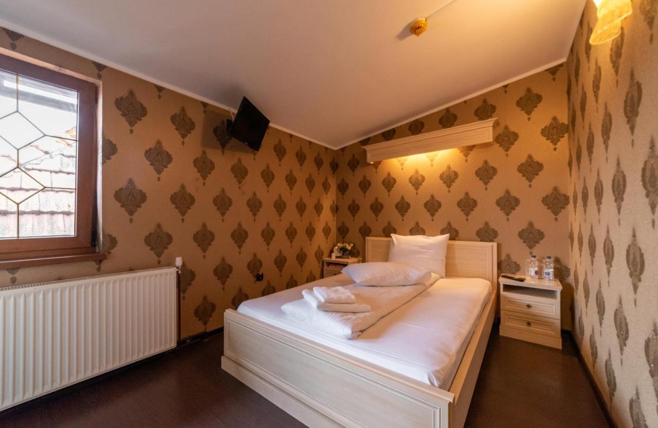 Escala Rooms Ghimbav Buitenkant foto