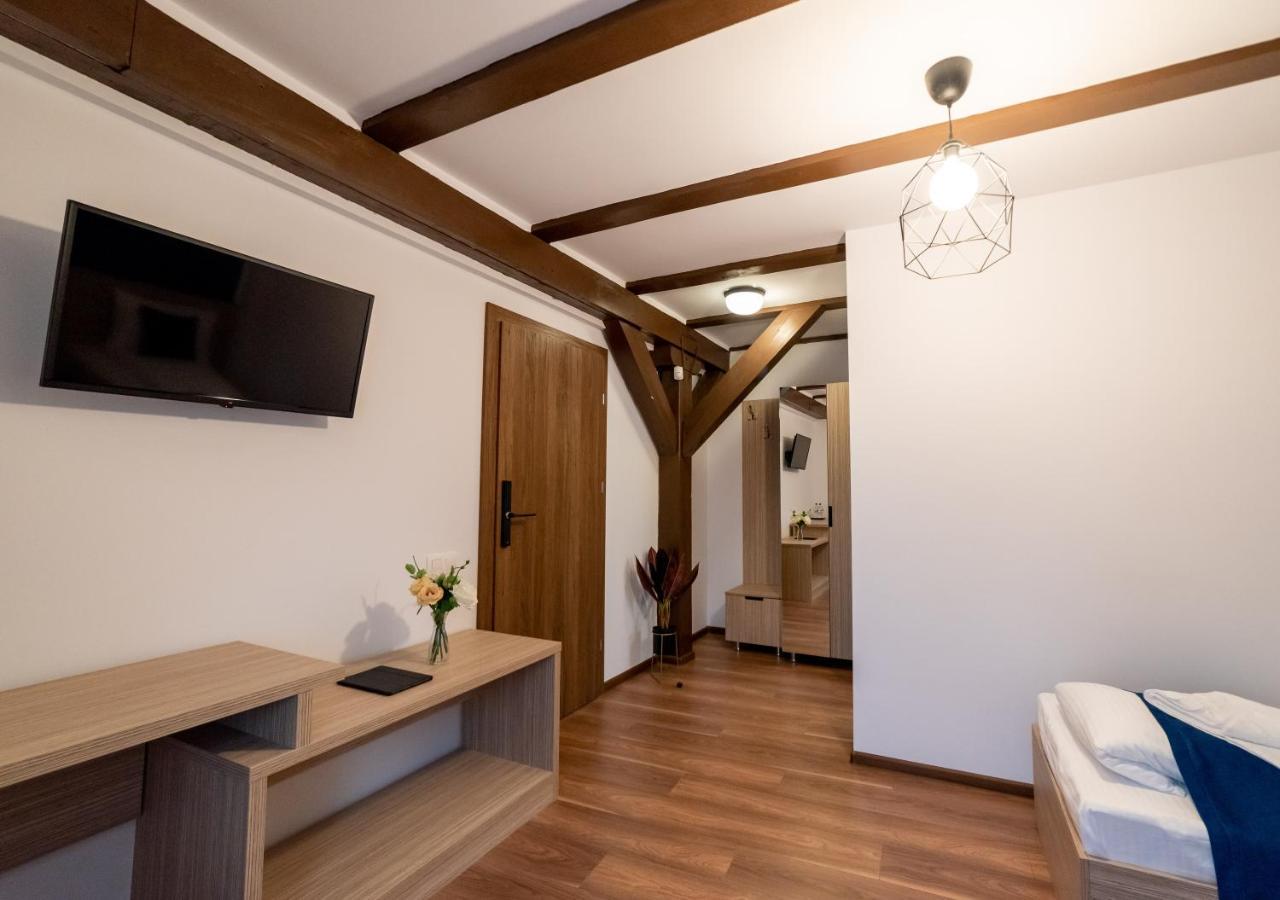 Escala Rooms Ghimbav Buitenkant foto