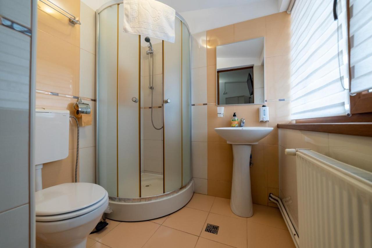 Escala Rooms Ghimbav Buitenkant foto
