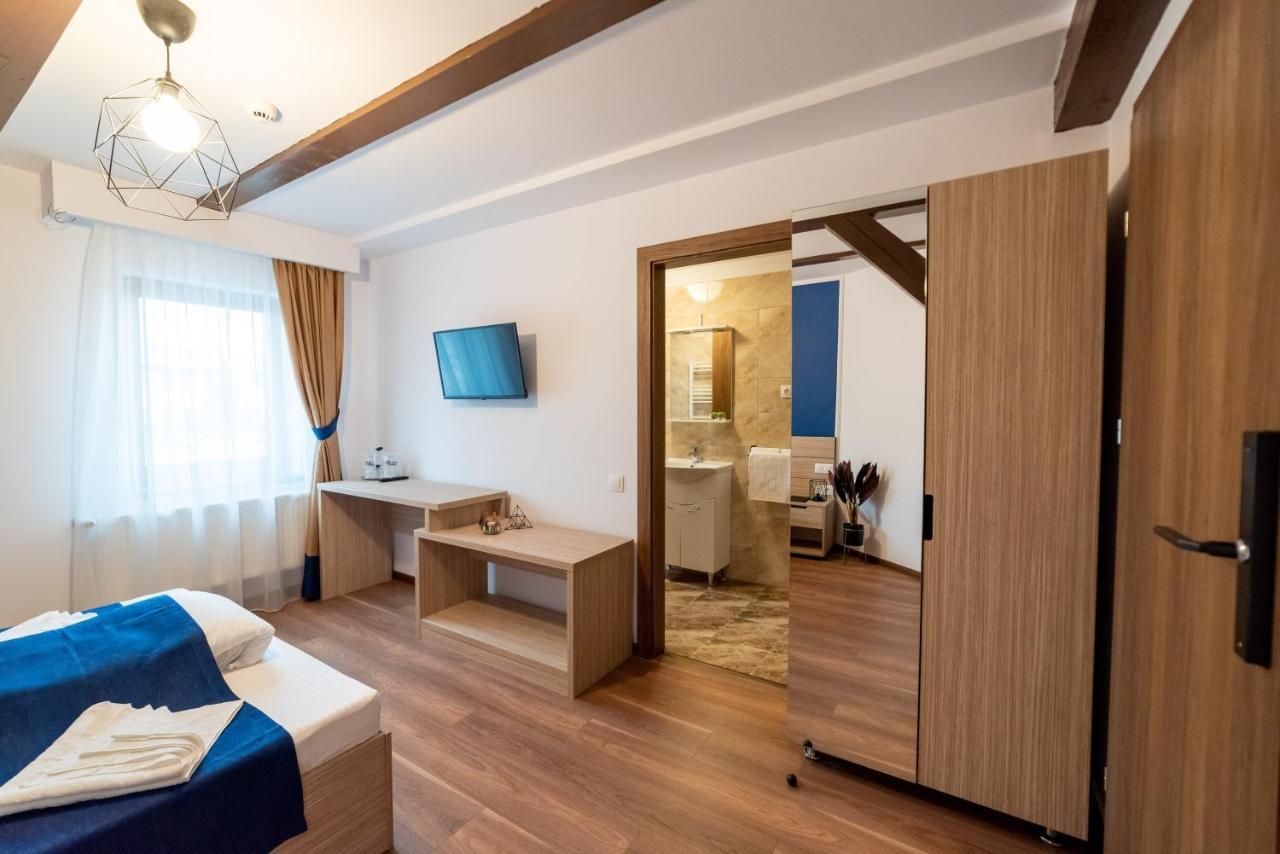 Escala Rooms Ghimbav Buitenkant foto