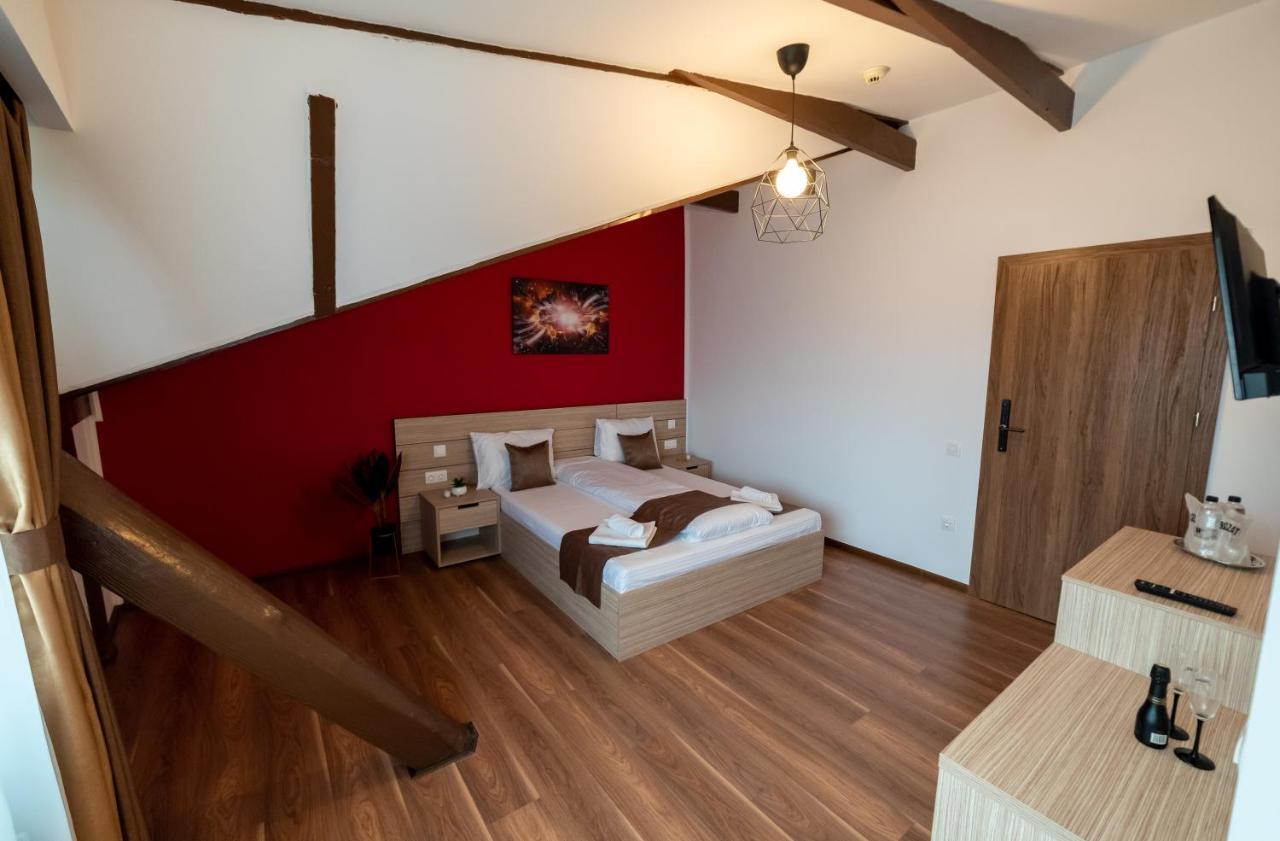 Escala Rooms Ghimbav Buitenkant foto