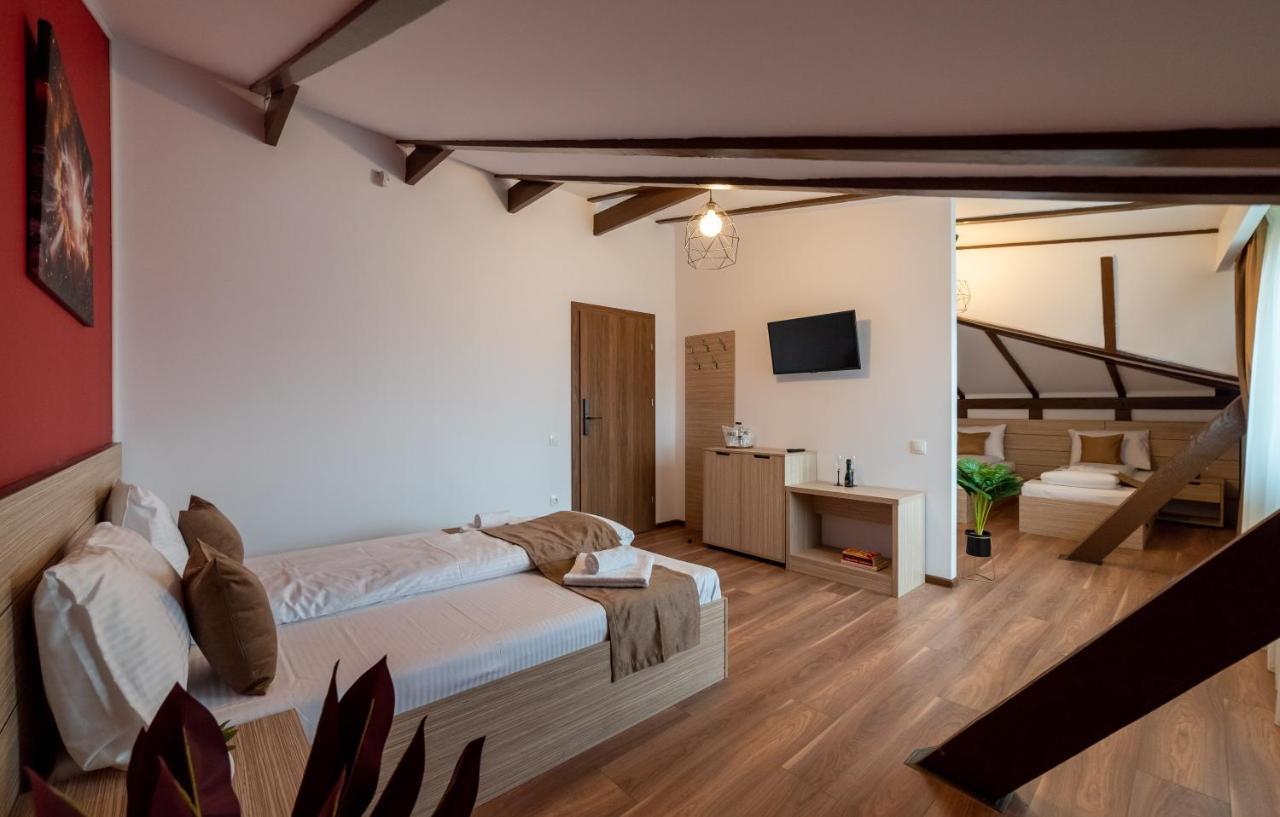 Escala Rooms Ghimbav Buitenkant foto