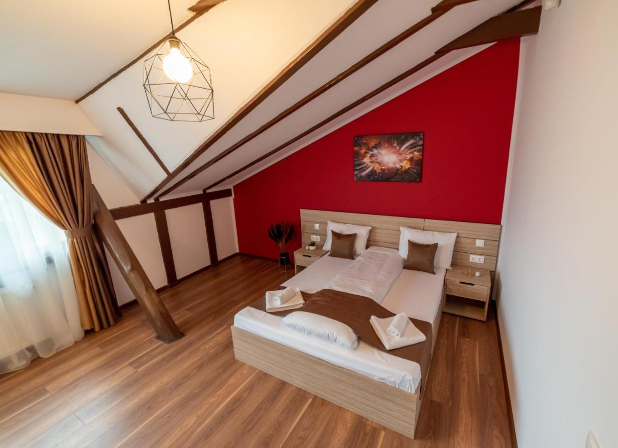 Escala Rooms Ghimbav Buitenkant foto